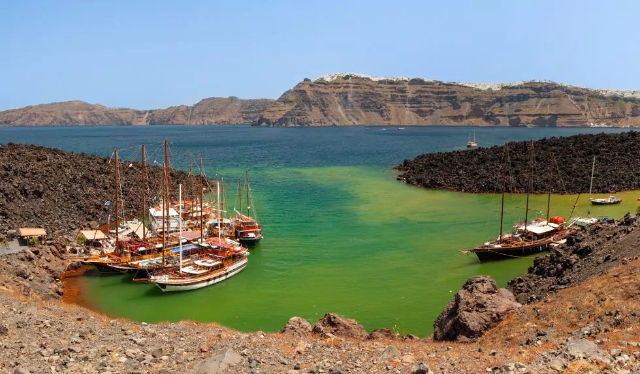 Wycieczka łodzią na wulkan Santorini: Podróż przez serce kaldery - Santorini | Secret World Trip Planner