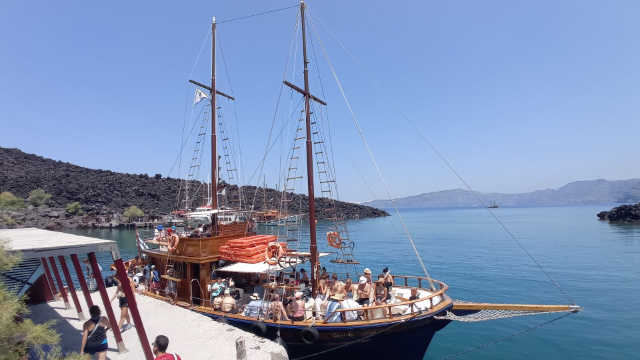 Wycieczka łodzią na wulkan Santorini: Podróż przez serce kaldery - Santorini | Secret World Trip Planner