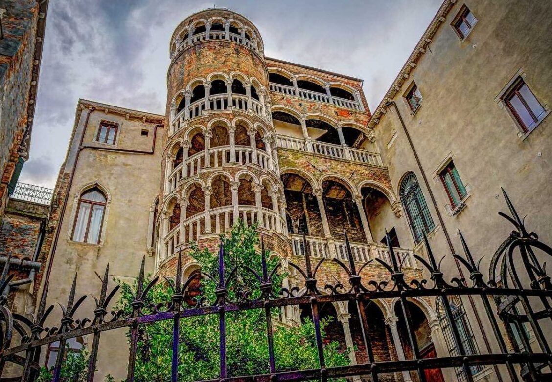 As escadas do Palazzo Contarini del Bovolo - Venezia | Secret World Trip Planner