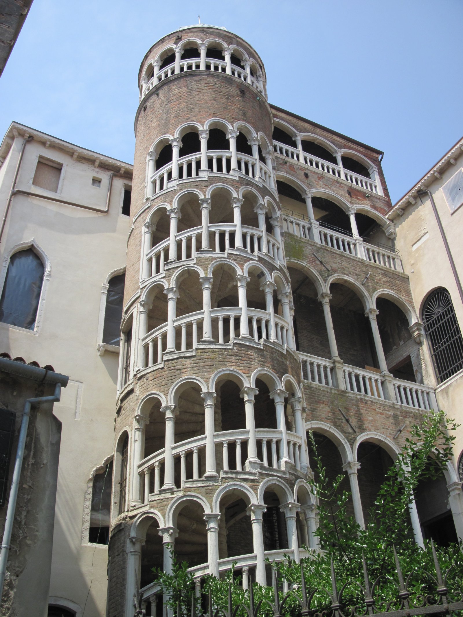 As escadas do Palazzo Contarini del Bovolo - Venezia | Secret World Trip Planner