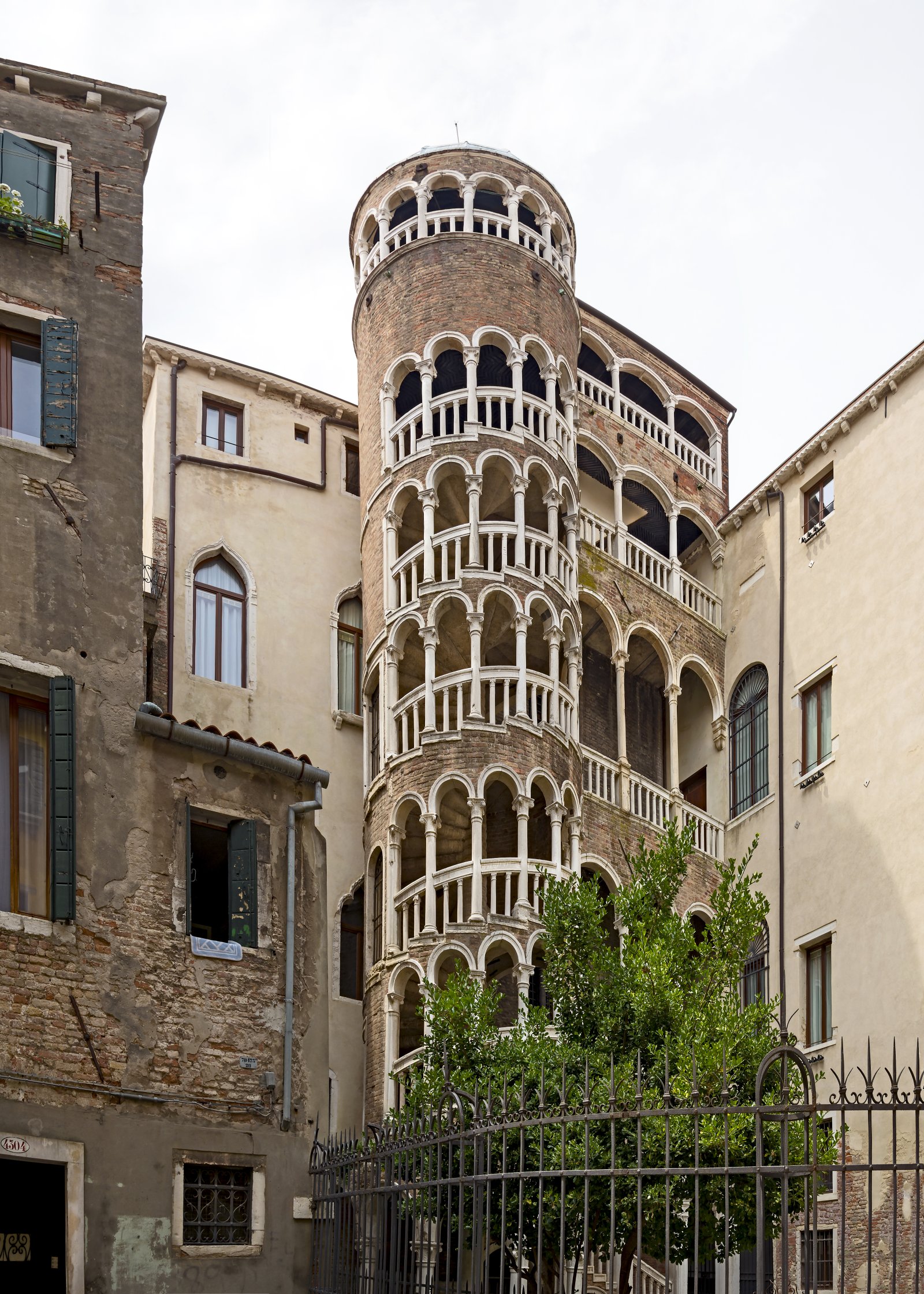 As escadas do Palazzo Contarini del Bovolo - Venezia | Secret World Trip Planner