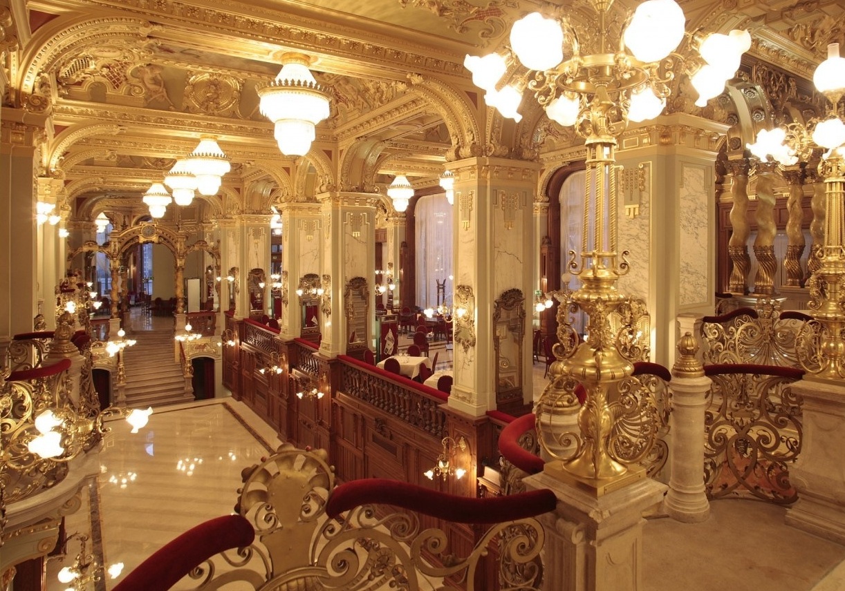 부다페스트와 유명한 올드 뉴욕 카페 — Budapest
