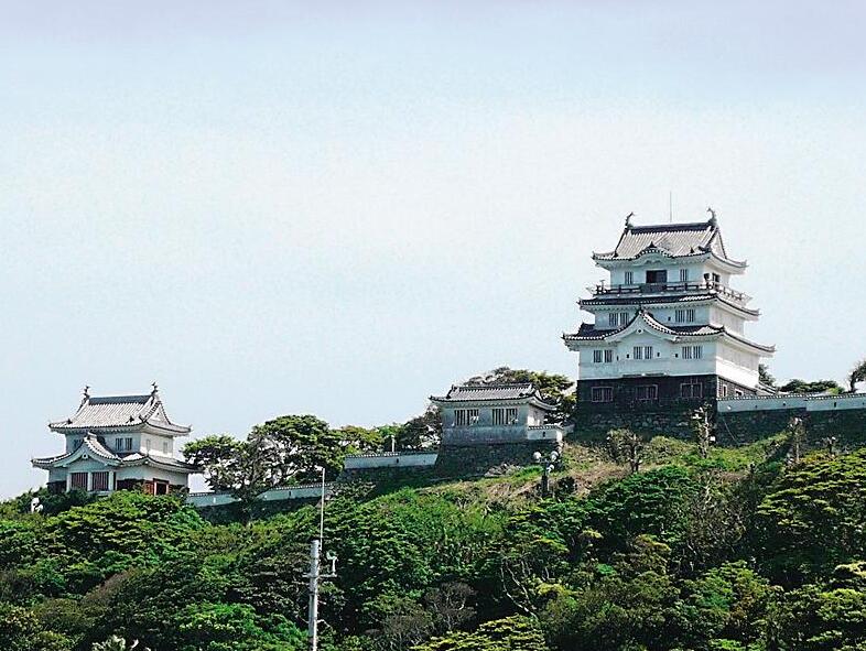 平戸港を守る丘の上に平戸城が建っています — Hirado