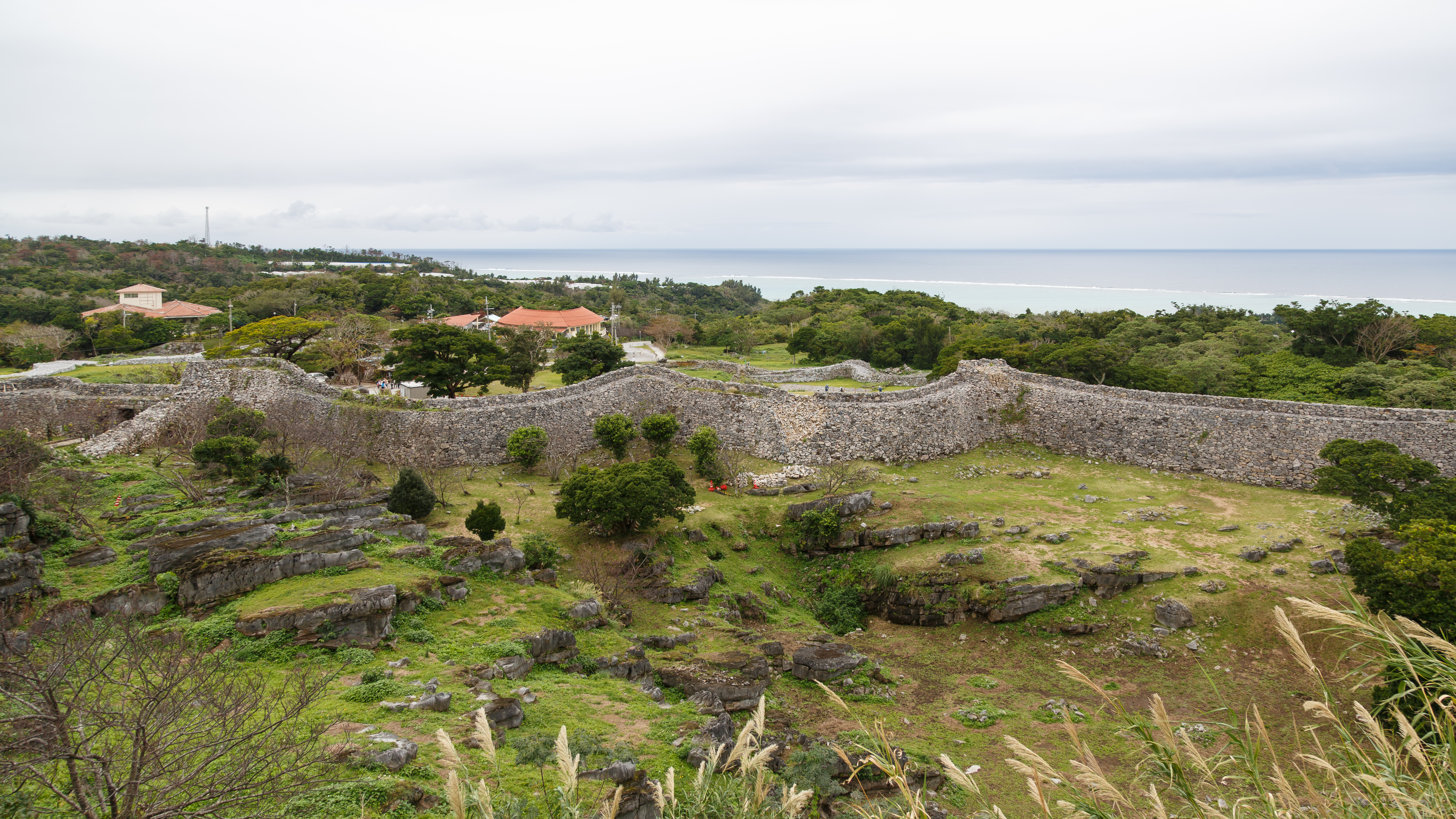 Okinawa: Die Burgruinen von Nakijin - Nakijin-son | Secret World Trip Planner