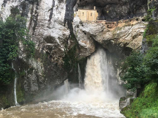 Heiligdom van Covadonga - Covadonga | Secret World Trip Planner