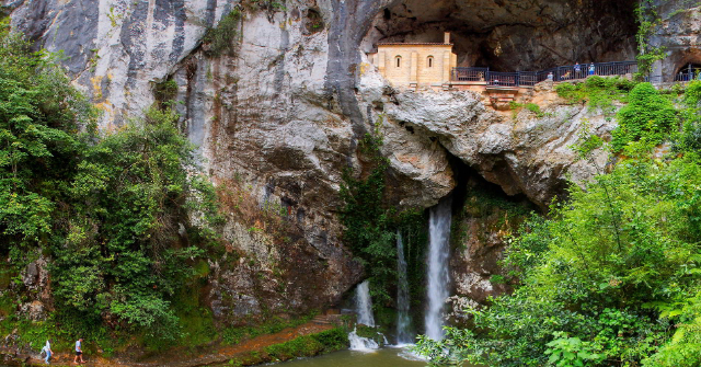 Heiligdom van Covadonga - Covadonga | Secret World Trip Planner