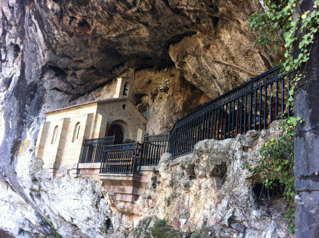 Heiligdom van Covadonga - Covadonga | Secret World Trip Planner