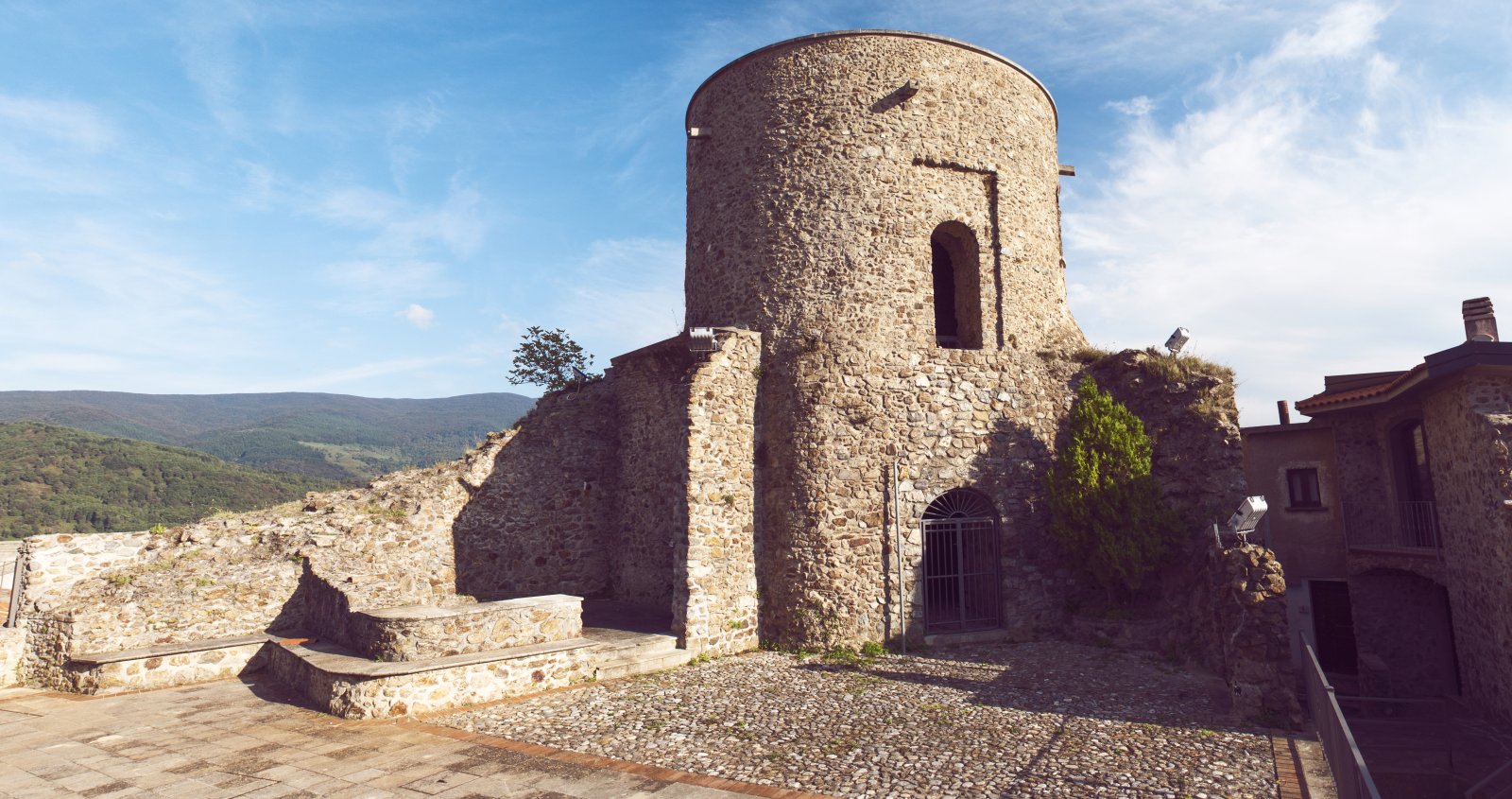 O castelo dos valdenses da Guarda do Piemonte - Guardia Piemontese | Secret World Trip Planner