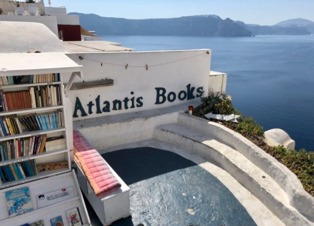 Atlantis Libros - Οία | Secret World Trip Planner