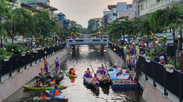 オングアンウォーキングストリート - Phra Nakhon | Secret World Trip Planner