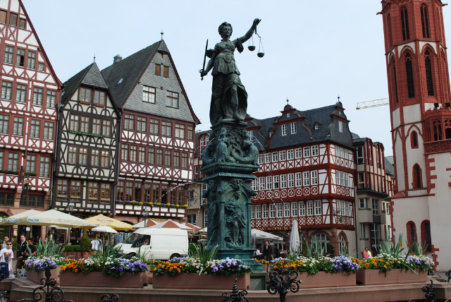 Fontein van gerechtigheid - Frankfurt am Main | Secret World Trip Planner