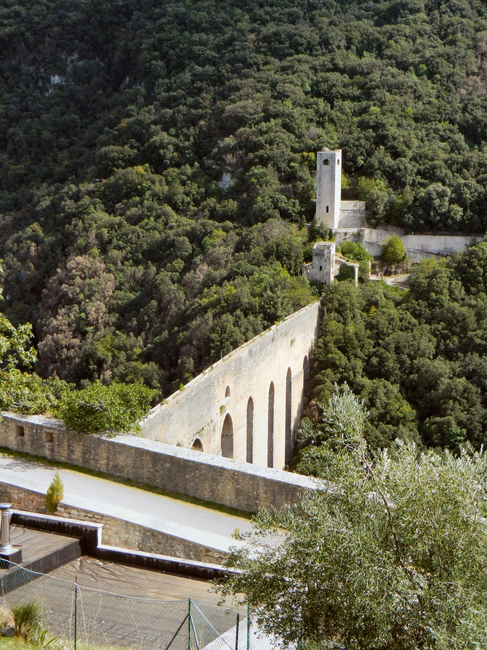 Ponte delle due Torri - Spoleto | Secret World Trip Planner
