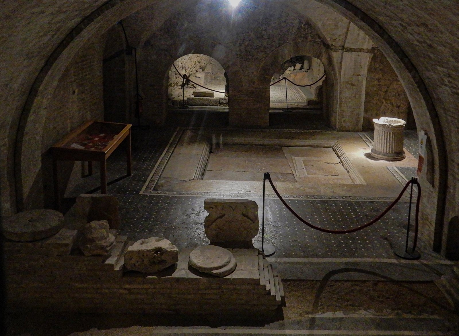 在Via Visiale，Via del Municipio和via Saffi之间，矗立着罗马房子，posta s - Spoleto | Secret World Trip Planner