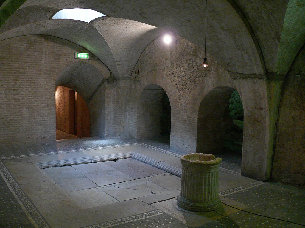 在Via Visiale，Via del Municipio和via Saffi之间，矗立着罗马房子，posta s - Spoleto | Secret World Trip Planner