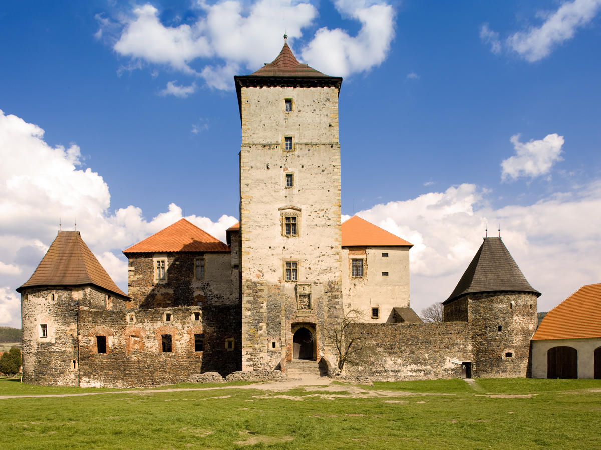 Château de Svihov - ?erné jezero | Secret World Trip Planner