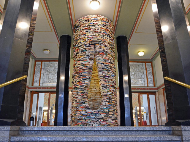Idiome, la sculpture du livre - Mariánské nám. 1/98 | Secret World Trip Planner