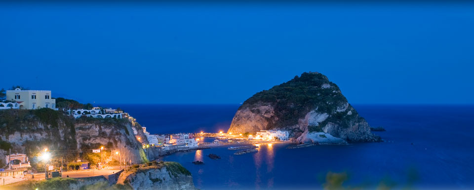 El pintoresco pueblo de Sant'Angelo d'Ischia - Isola d'Ischia | Secret World Trip Planner