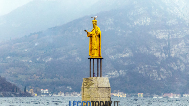 Standbeeld van Sinterklaas - Piazza Antonio Stoppani | Secret World Trip Planner