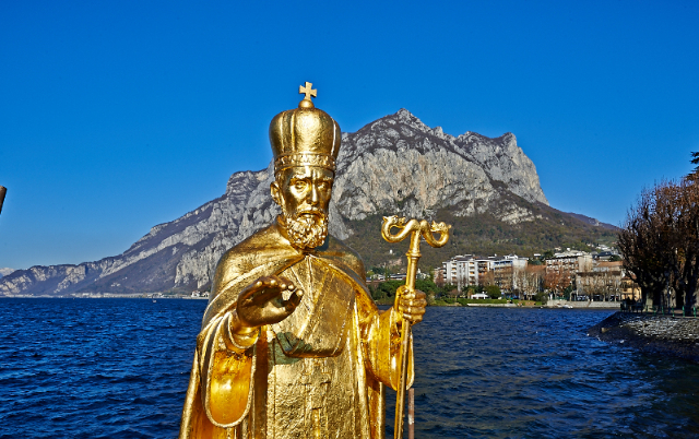Standbeeld van Sinterklaas - Piazza Antonio Stoppani | Secret World Trip Planner