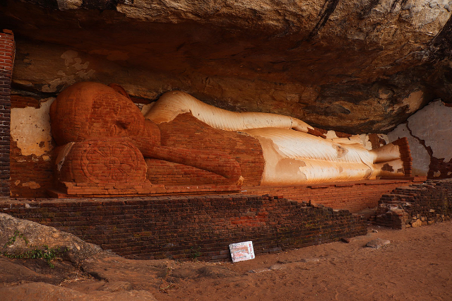 Скала Пидурангала и статуя Будды - Sigiriya | Secret World Trip Planner