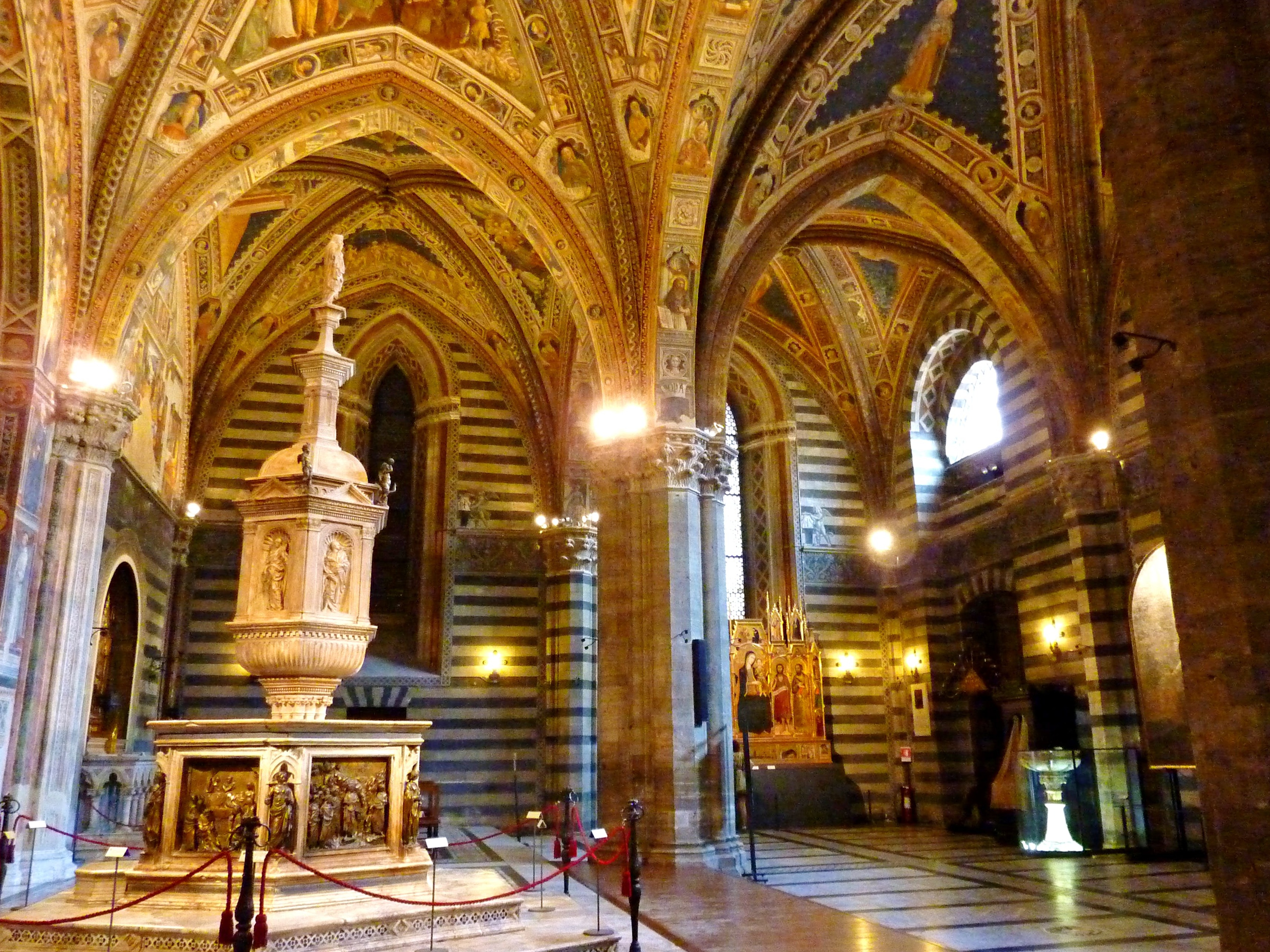 Fonts baptismaux du baptistère - Battistero di San Giovanni Battista | Secret World Trip Planner