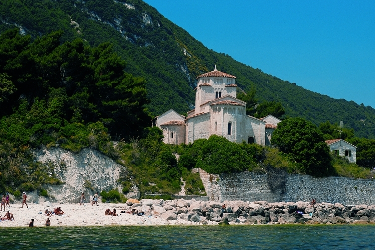 Kirche von Santa Maria di Portonovo - Portonovo, Ancona | Secret World Trip Planner