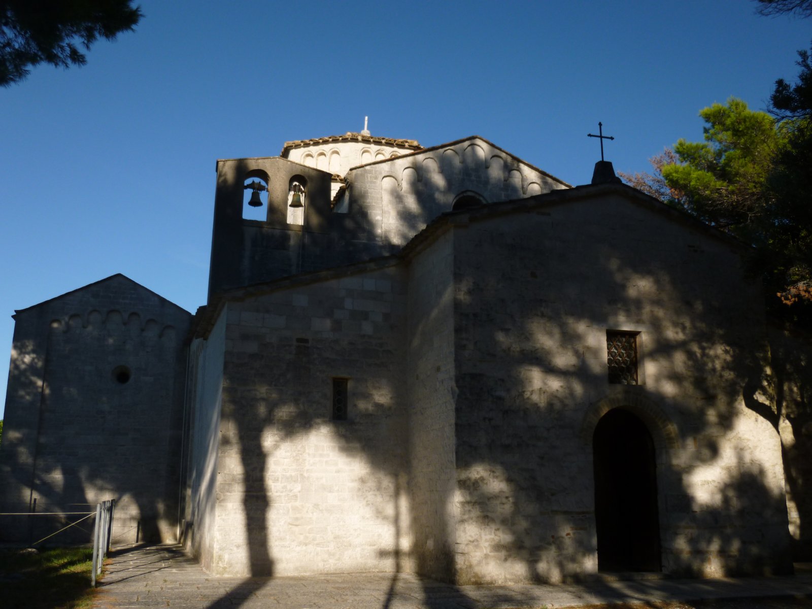 Kirche von Santa Maria di Portonovo - Portonovo, Ancona | Secret World Trip Planner