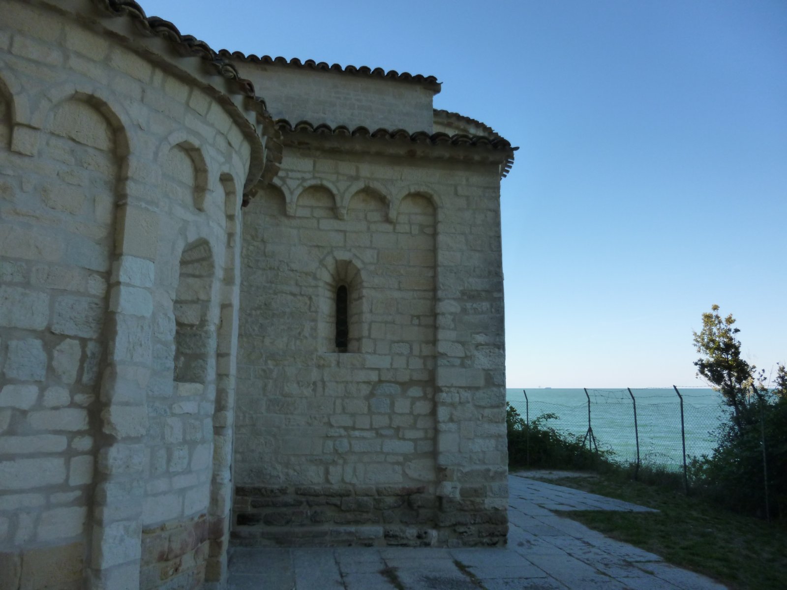 Kirche von Santa Maria di Portonovo - Portonovo, Ancona | Secret World Trip Planner