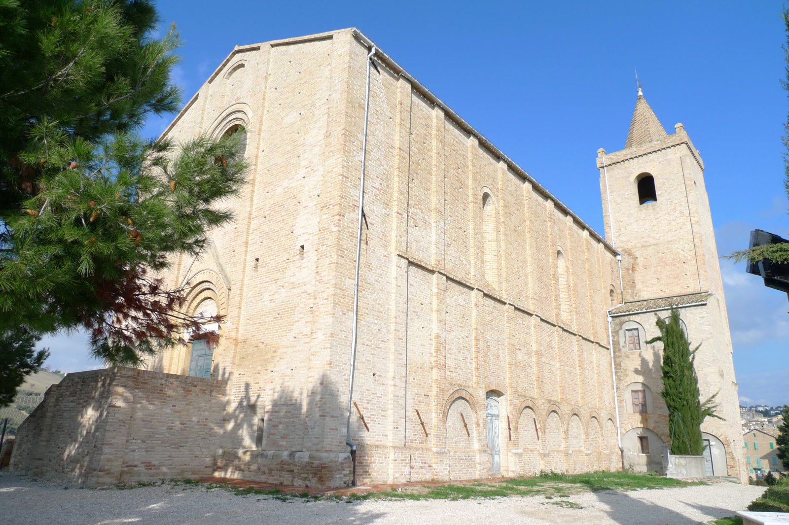 Kirche Santa Maria della Rocca - Offida | Secret World Trip Planner