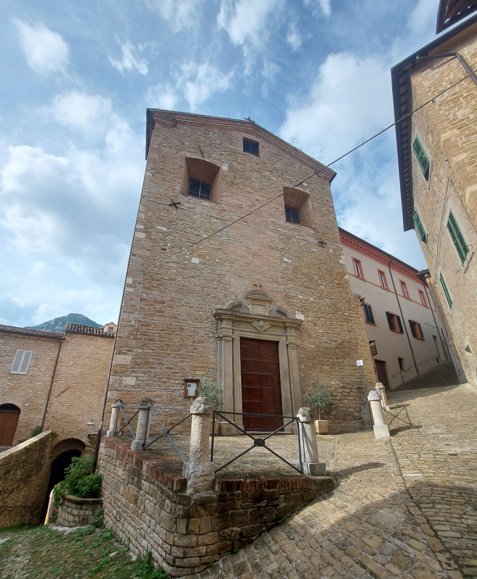 Kirche von Santa Lucia - Serra San Quirico | Secret World Trip Planner