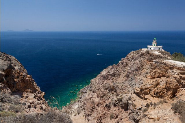 Akrotiri-Leuchtturm: Orientierungslicht am Rande von Santorin - 9954+4M | Secret World Trip Planner