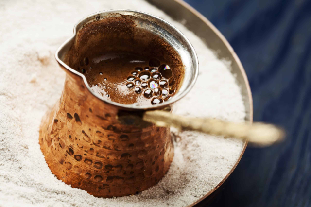 Embrasser la tradition grecque avec une tasse de café grec - Thessaloniki | Secret World Trip Planner