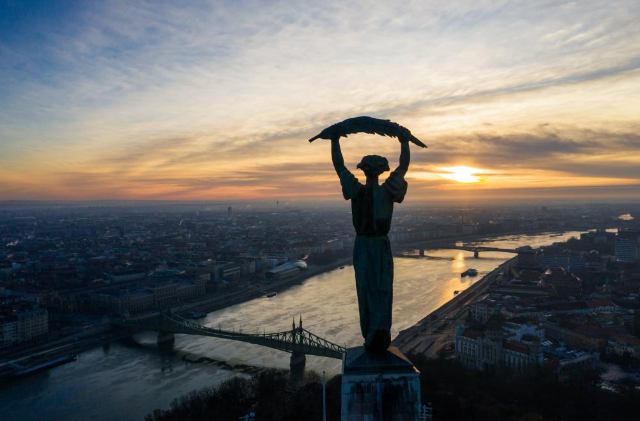 자유의 여신상 - Budapest | Secret World Trip Planner