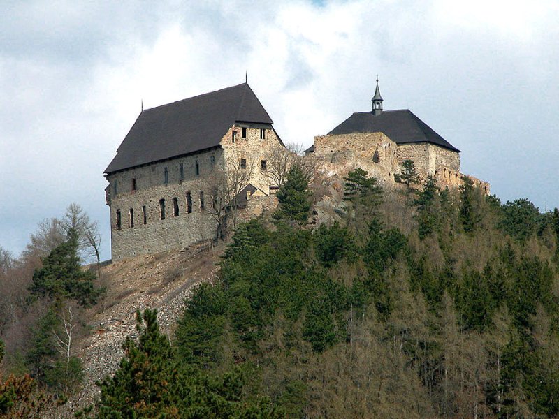 Castelo Tocník  - ?erné jezero | Secret World Trip Planner