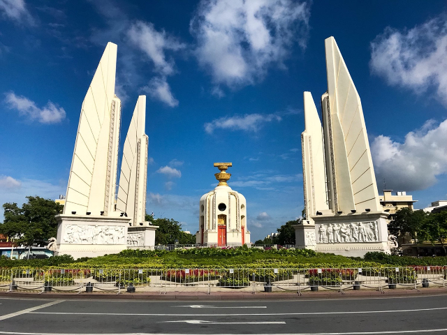 Pomnik Demokracji - Khet Phra Nakhon | Secret World Trip Planner