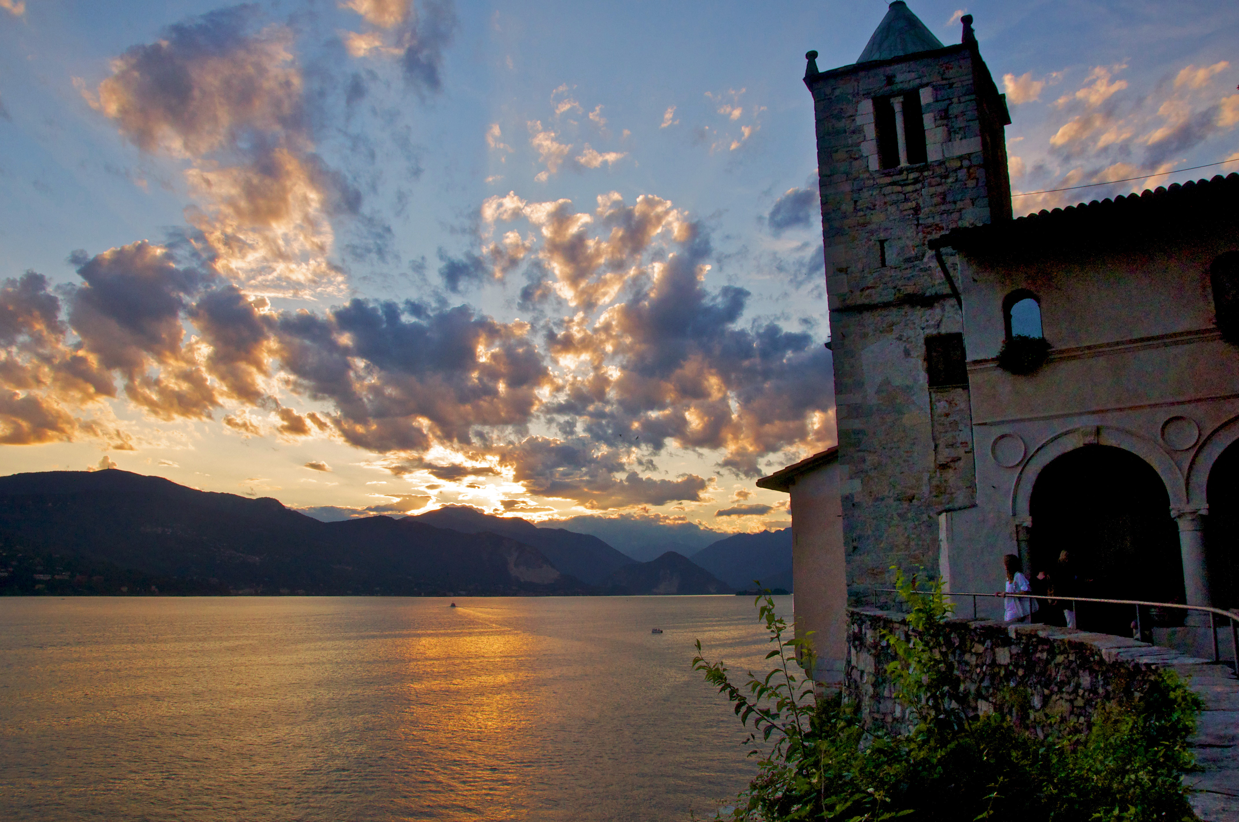 Hermitage van Santa Caterina del Sasso - Leggiuno | Secret World Trip Planner