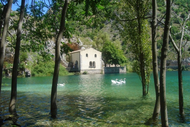 Stellen Sie sich ein kleines Gewässer vor, das von Bergen und Felsen umgeben ist. - Lago di San Domenico | Secret World Trip Planner