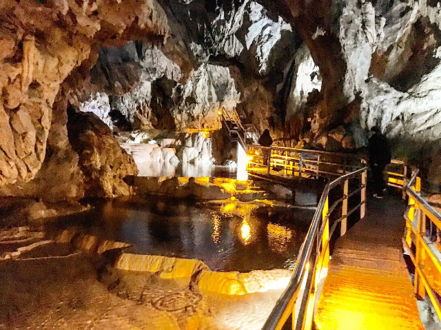 Die Höhle der Seen in Kastrien - Epar.Od. Sarantapichou - Idaton Stigos | Secret World Trip Planner