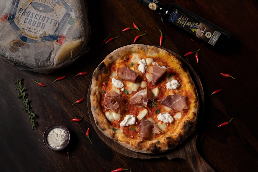 Pizza Caprichosa - Pizzeria Starita a Materdei | Secret World Trip Planner