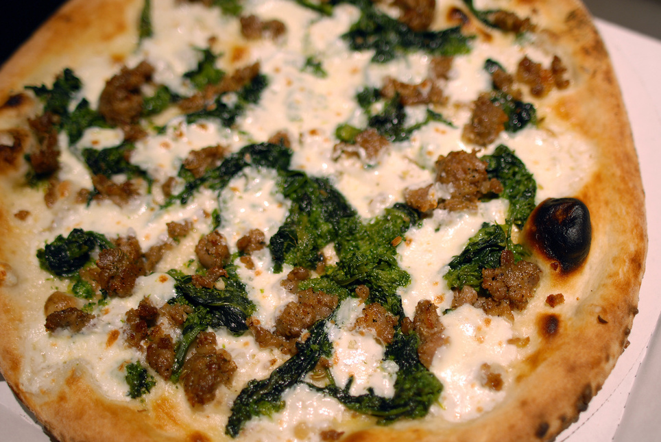 Pizza Carrettiera o Salsiccia e Friarielli - Napoli | Secret World Trip Planner