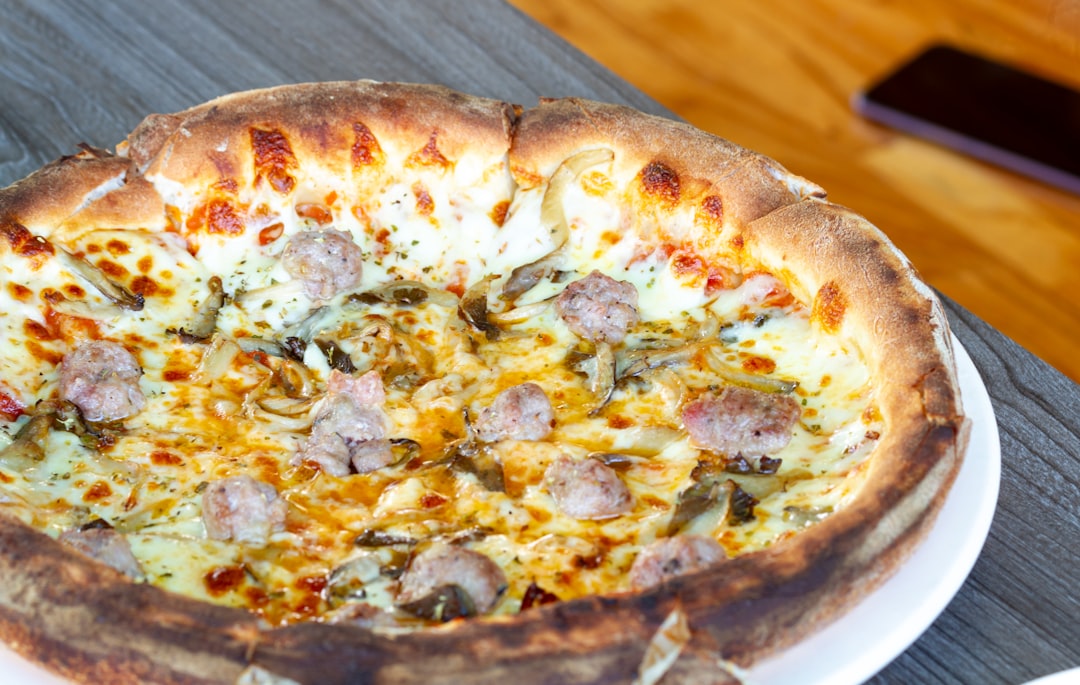 Pizza Carrettiera o Salsiccia e Friarielli - Napoli | Secret World Trip Planner