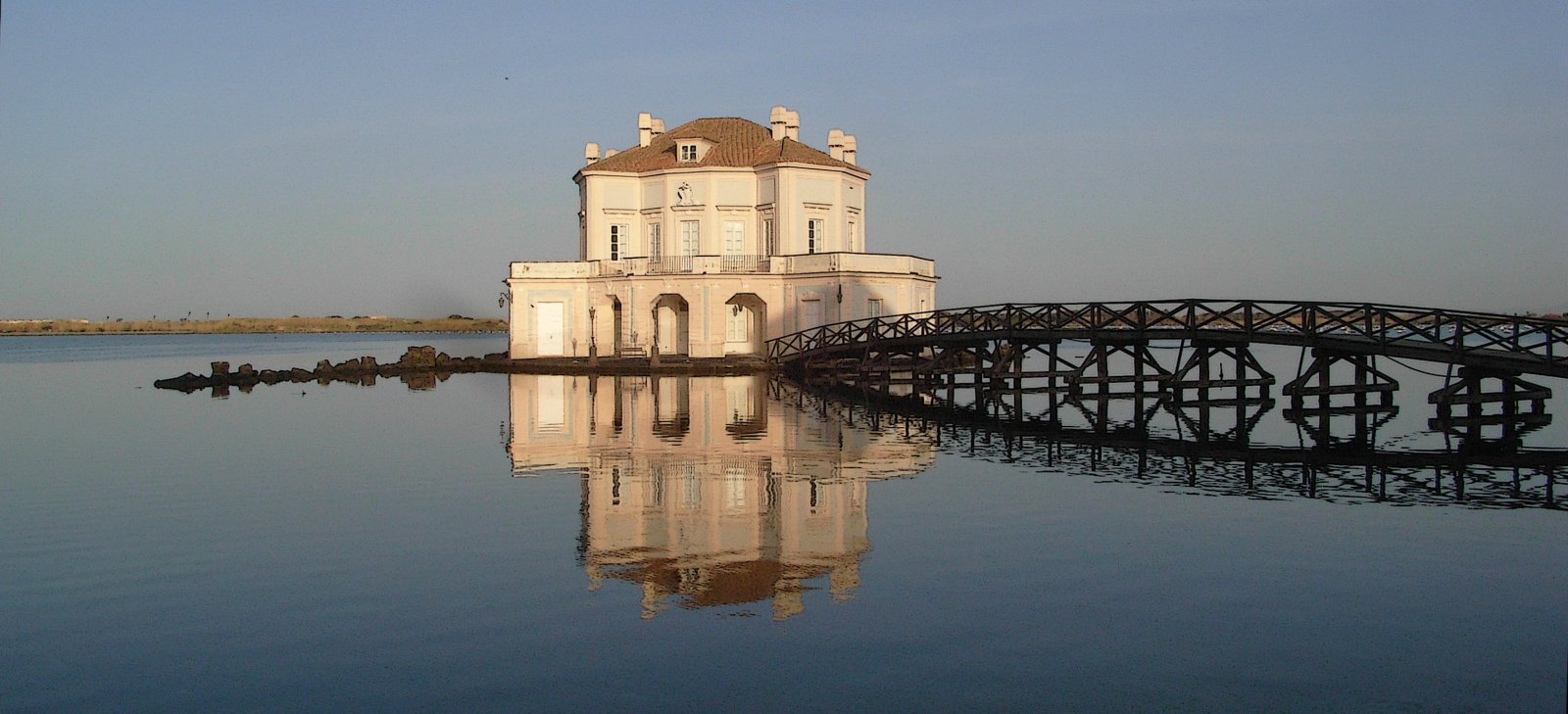 Lago Fusaro e a bela Casina Vanvitelliana - Lago Fusaro | Secret World Trip Planner