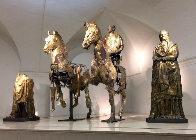 De vergulde bronzen van Cartoceto di Pergola - Pergola | Secret World Trip Planner