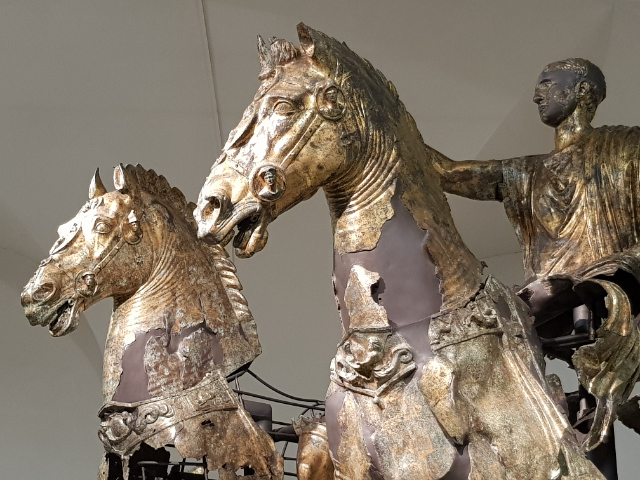 De vergulde bronzen van Cartoceto di Pergola - Pergola | Secret World Trip Planner