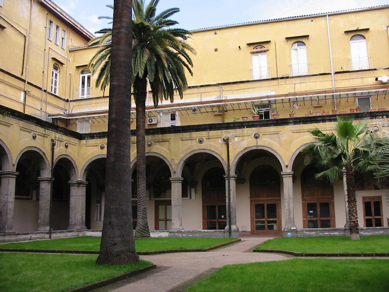 獣医学部 - Napoli | Secret World Trip Planner