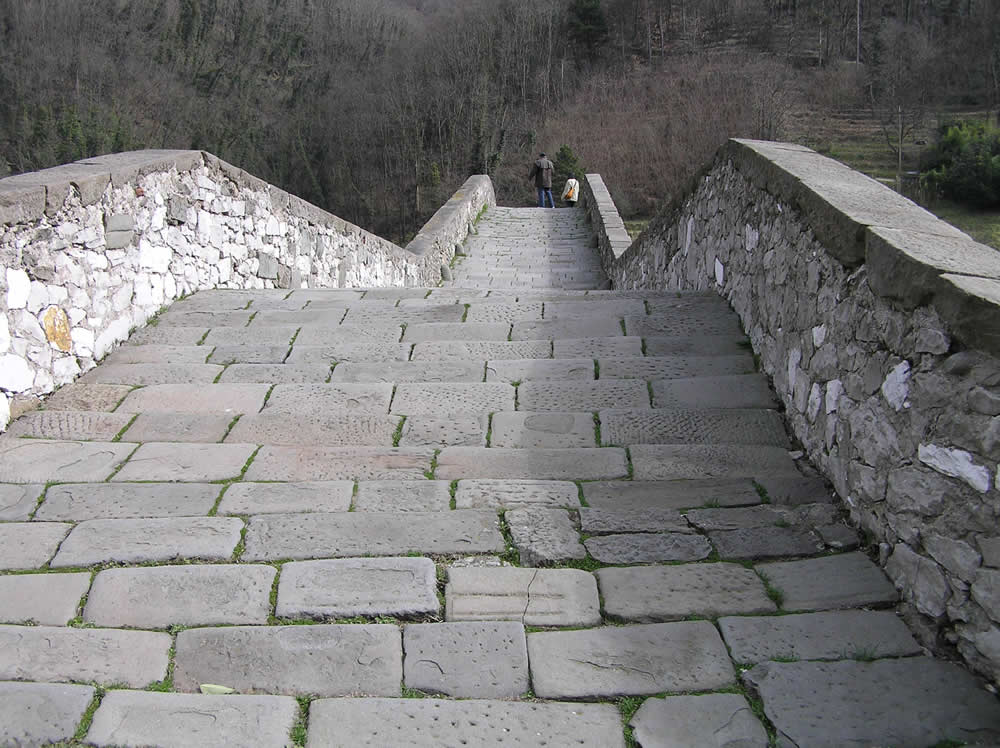 '델 디아볼로' 다리 또는 '델라 마달레나' 다리, - Borgo a Mozzano | Secret World Trip Planner