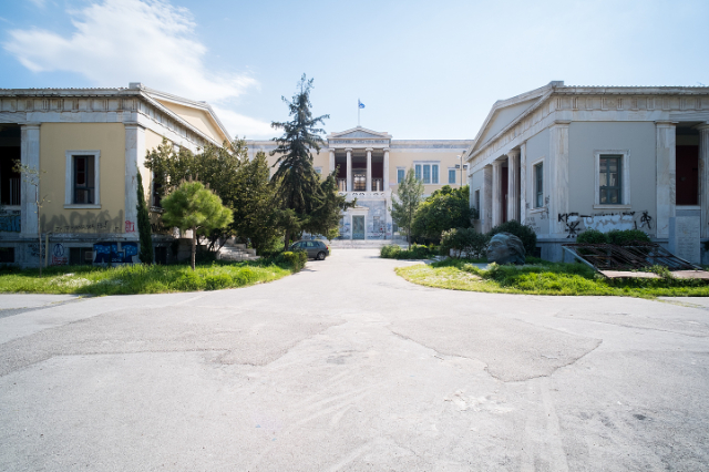 Het Athene Polytechnic Monument - Athina | Secret World Trip Planner