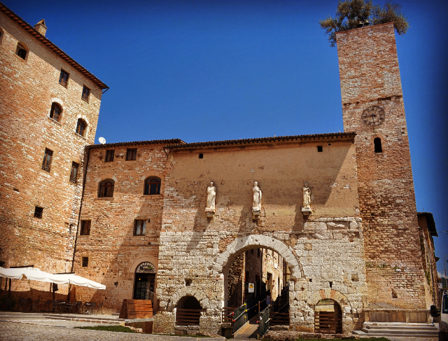 Consulaire Poort - Spello | Secret World Trip Planner