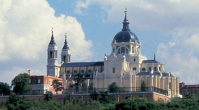 Кафедральный собор Санта-Мария-ла-Реаль-де-ла-Альмудена - Madrid | Secret World Trip Planner
