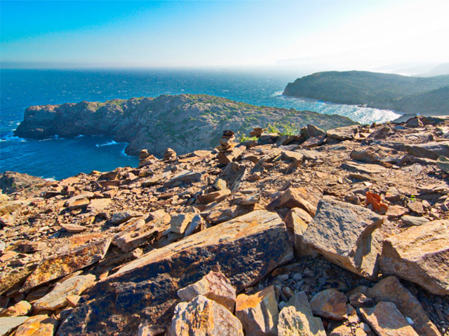 Les falaises de Catalogne - 17489 | Secret World Trip Planner